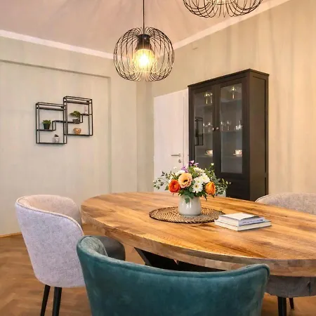 96m2 Of Comfort And Style: 4bd In Old Town Daire Bratislava