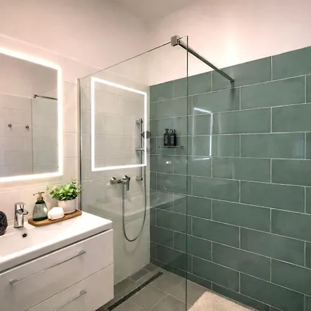 96m2 Of Comfort And Style: 4bd In Old Town Daire